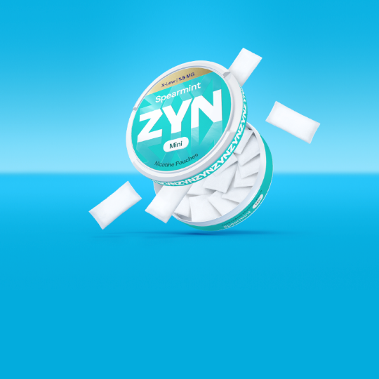 Eine Person hält einen IQOS ILUMA i Holder